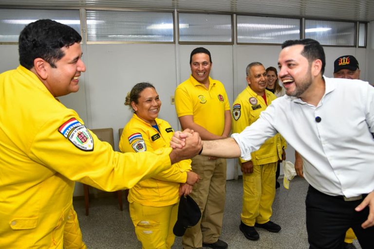 Municipalidad de Asunción entrega G. 1.411 millones a los Bomberos Voluntarios y reconoce su compromiso con la ciudadanía