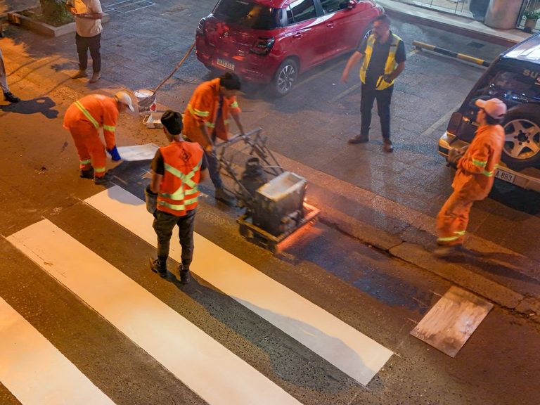Municipalidad renueva la señalización de la avenida Boggiani