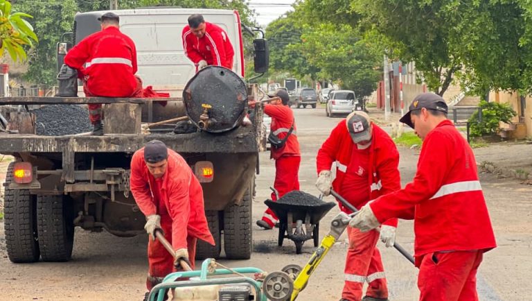 Continúan los trabajos de bacheo y reparación de calles en 3 turnos