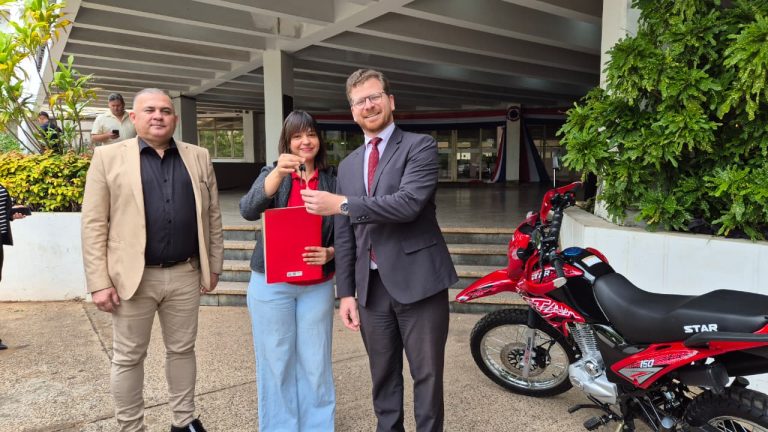 Más seguridad para el Botánico: donan motocicleta para potenciar el patrullaje preventivo