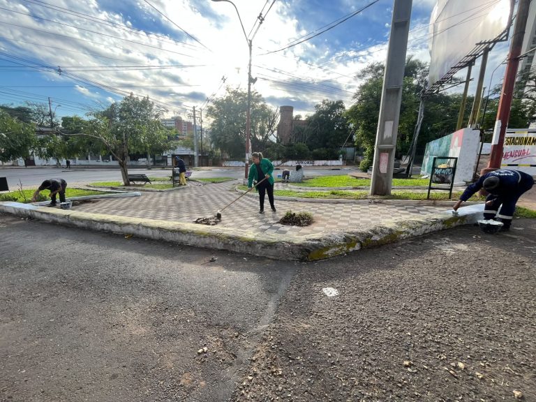 Espacios verdes del centro de Asunción reciben trabajos de limpieza y revitalización