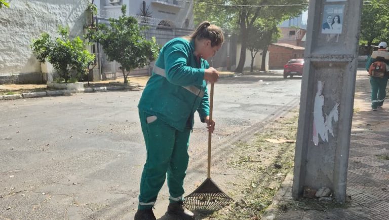 Más de 60 operarios de Servicios Urbanos participaron de un mega operativo de limpieza en el noroeste de Asunción